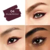 El lápiz de ojos de color intenso